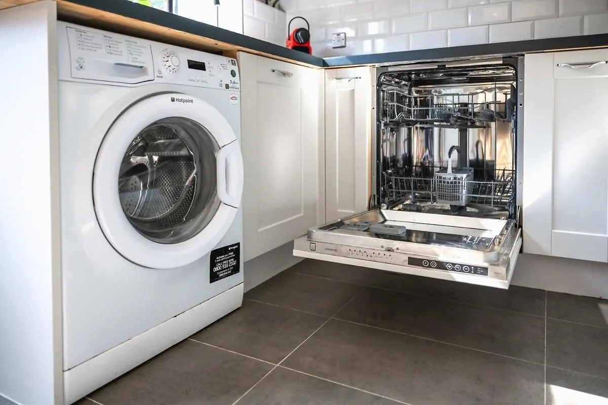 Modern Spacious 4 Bedroom 3 Bathroom House By Trinity Stays Short Term Lets & Serviced Accommodation Cambridge