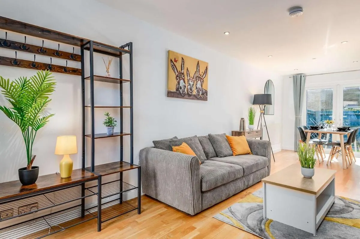 Modern Spacious 4 Bedroom 3 Bathroom House By Trinity Stays Short Term Lets & Serviced Accommodation Cambridge 0*,