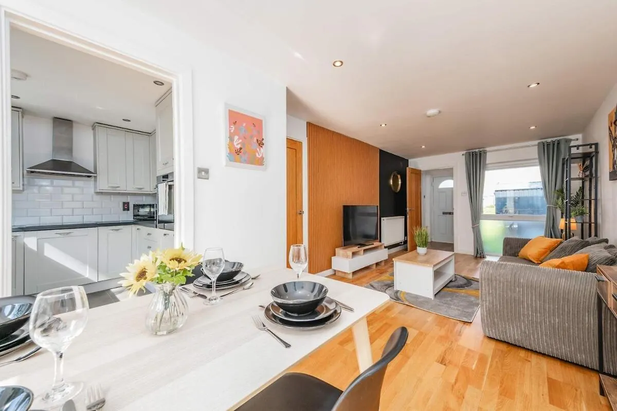 Modern Spacious 4 Bedroom 3 Bathroom House By Trinity Stays Short Term Lets & Serviced Accommodation Cambridge Appartement