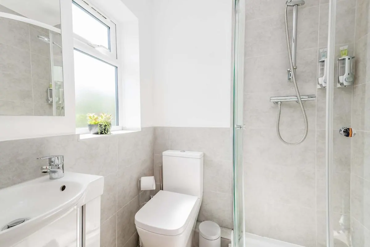 Modern Spacious 4 Bedroom 3 Bathroom House By Trinity Stays Short Term Lets & Serviced Accommodation Cambridge