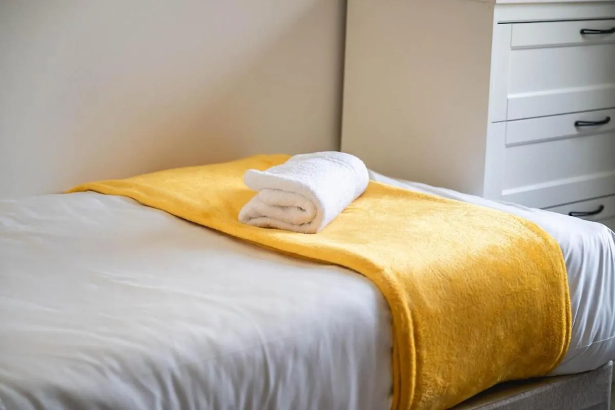 Modern Spacious 4 Bedroom 3 Bathroom House By Trinity Stays Short Term Lets & Serviced Accommodation Cambridge