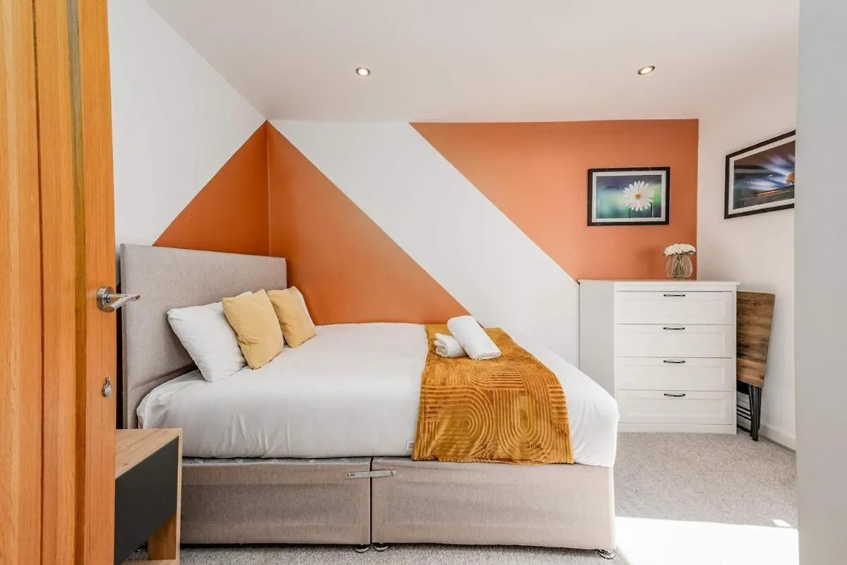 Modern Spacious 4 Bedroom 3 Bathroom House By Trinity Stays Short Term Lets & Serviced Accommodation Cambridge