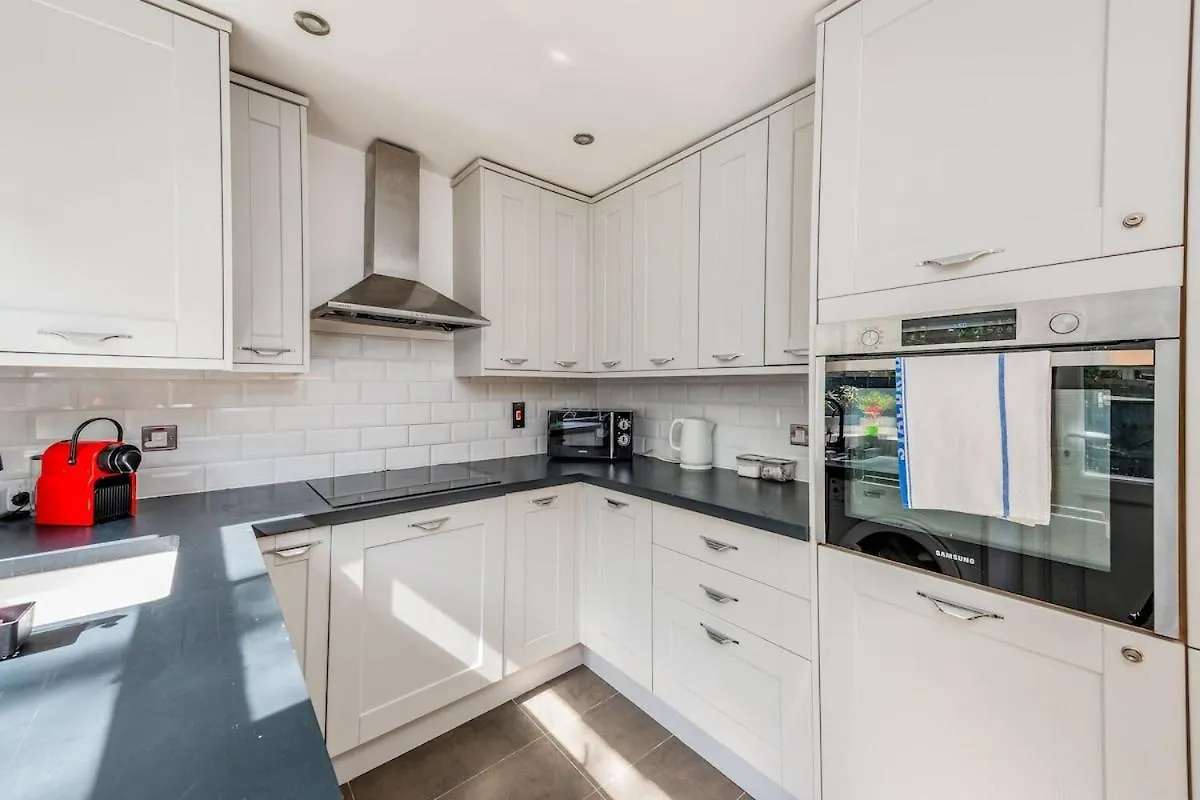 Modern Spacious 4 Bedroom 3 Bathroom House By Trinity Stays Short Term Lets & Serviced Accommodation Cambridge 0*,  Royaume-Uni