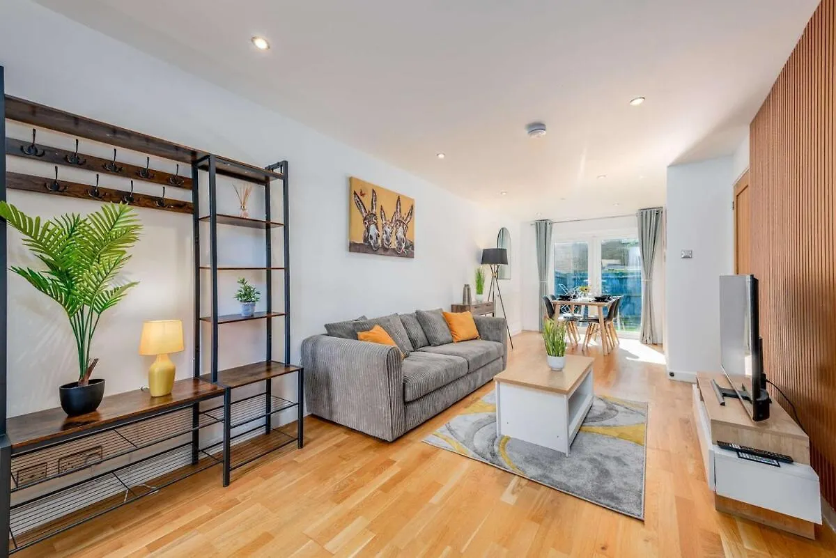 Modern Spacious 4 Bedroom 3 Bathroom House By Trinity Stays Short Term Lets & Serviced Accommodation Cambridge