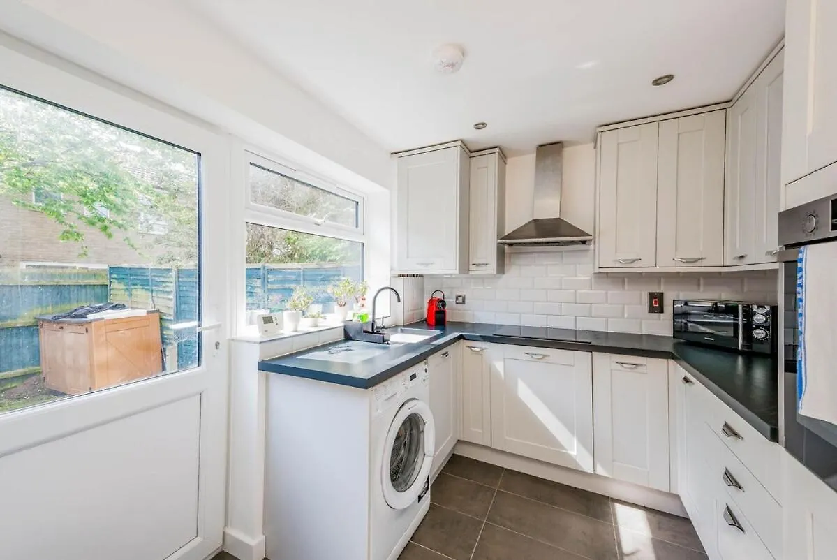 Modern Spacious 4 Bedroom 3 Bathroom House By Trinity Stays Short Term Lets & Serviced Accommodation Cambridge