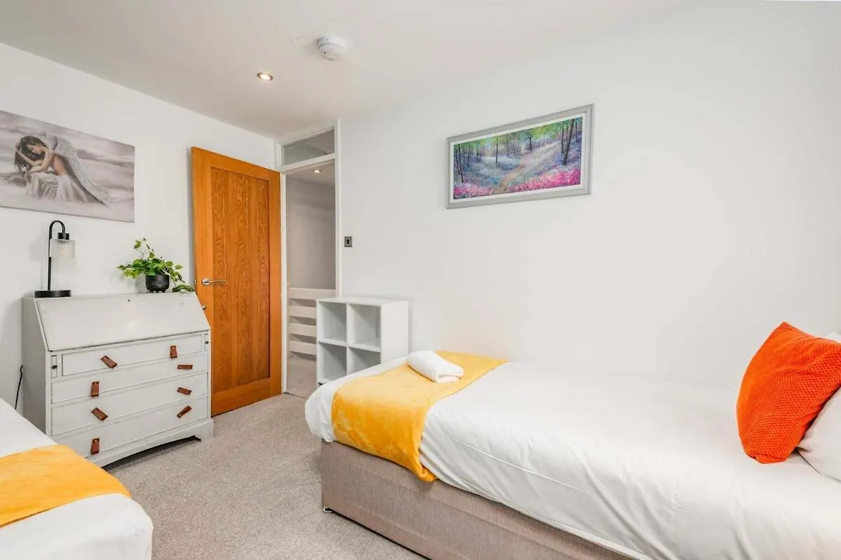 Modern Spacious 4 Bedroom 3 Bathroom House By Trinity Stays Short Term Lets & Serviced Accommodation Cambridge