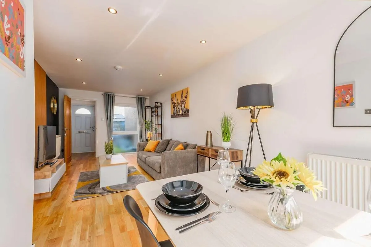 Modern Spacious 4 Bedroom 3 Bathroom House By Trinity Stays Short Term Lets & Serviced Accommodation Cambridge شقة